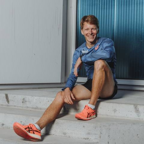 Adrian Lehman sur des escalier