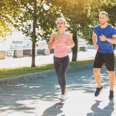 Frau und Mann am Joggen