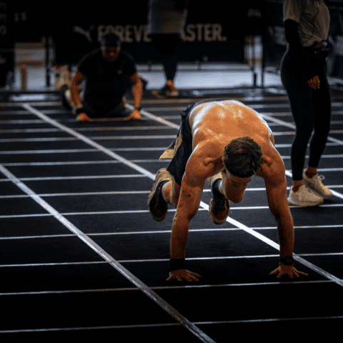 Mann macht eine Sportübung