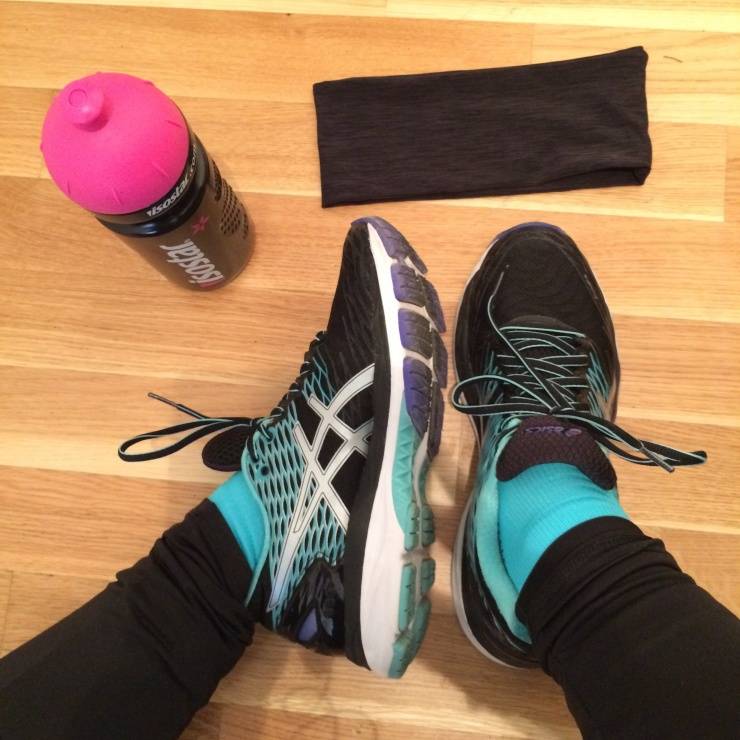 Sportschuhe mit Isostar Bidon