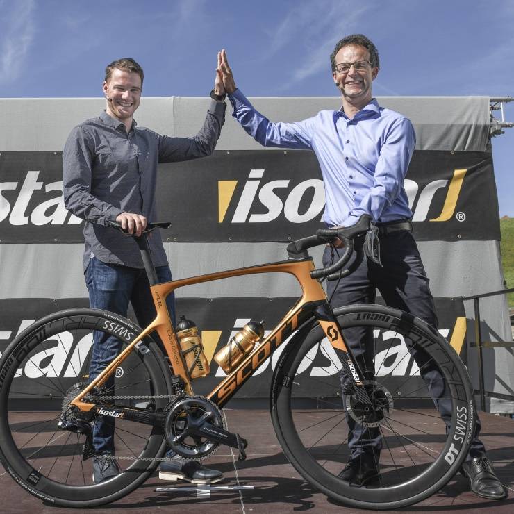 Dario erhält sein Isostar-Gold Velo